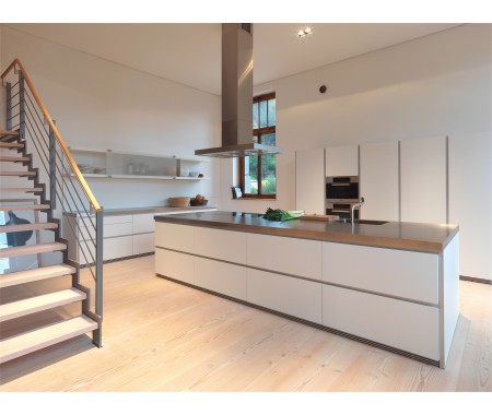 White gloss kitchen cabinets