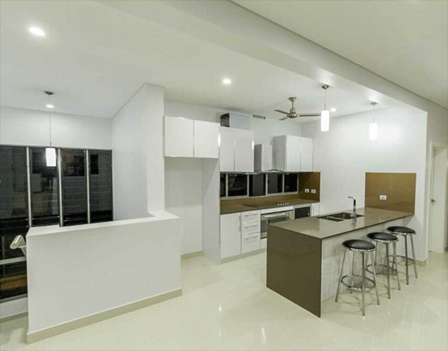 white gloss kitchen cabinet